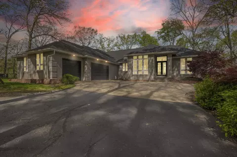 2925 S Ridgewood Ln, Springfield, MO 65809