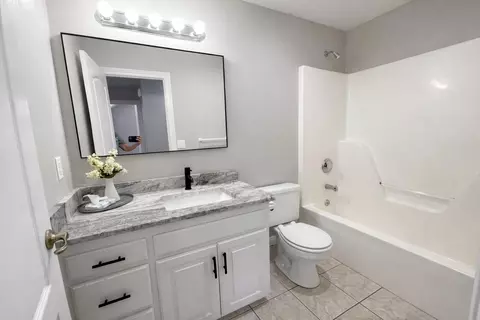 Bath - 2401 S April Ave, Springfield, MO 65807 photo 4 of 5