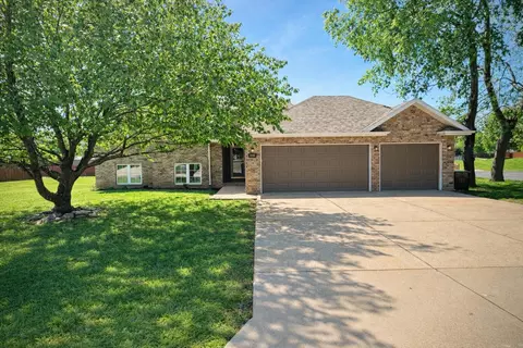 2401 S April Ave, Springfield, MO 65807