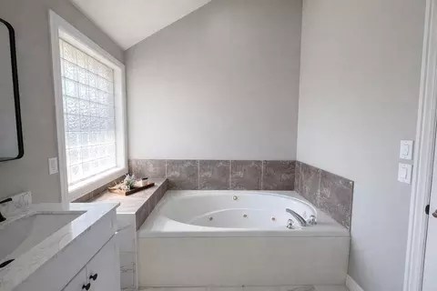 Bath - 2401 S April Ave, Springfield, MO 65807 photo 2 of 5
