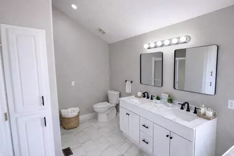 Bath - 2401 S April Ave, Springfield, MO 65807 photo 3 of 5
