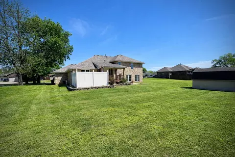 Exterior - 2401 S April Ave, Springfield, MO 65807 photo 4 of 8