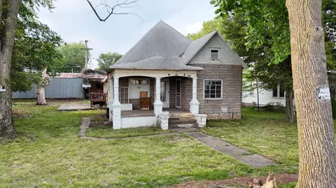 718 E Broadway St, Monett, MO 65708