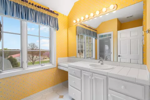 Bath - 4156 E Division St, Springfield, MO 65802 photo 4 of 9
