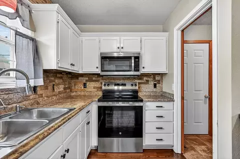 Kitchen - 831 Pershing St, Willard, MO 65781 photo 2 of 4