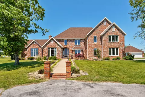 881 W Riverdale Dr, Nixa, MO 65714