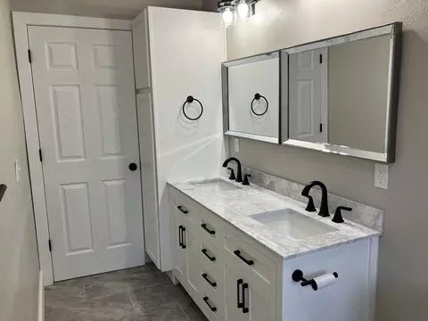 Bath - 509 E Freeman St, Bolivar, MO 65613 photo 5 of 9