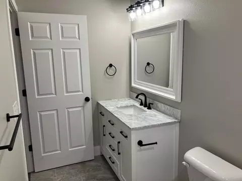 Bath - 509 E Freeman St, Bolivar, MO 65613 photo 6 of 9