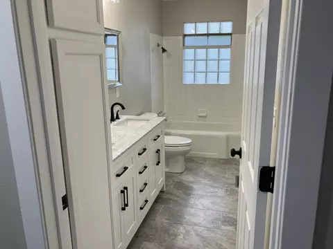 Bath - 509 E Freeman St, Bolivar, MO 65613 photo 4 of 9