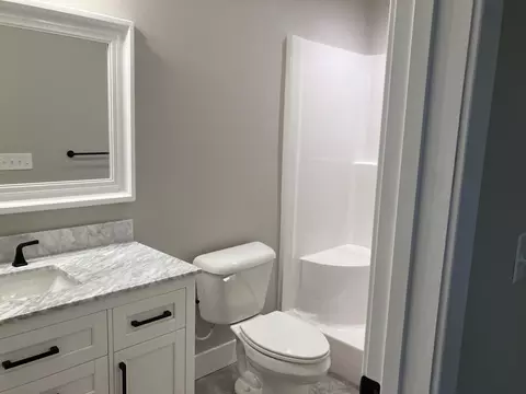 Bath - 509 E Freeman St, Bolivar, MO 65613 photo 8 of 9
