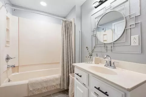 Bath - 622 Lake Shore Dr, Branson, MO 65616 photo 1 of 8