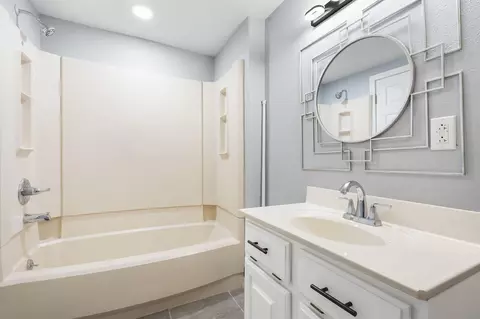 Bath - 622 Lake Shore Dr, Branson, MO 65616 photo 2 of 8