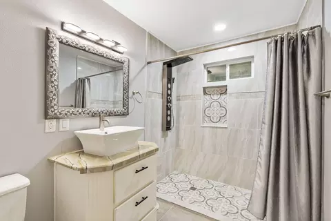 Bath - 622 Lake Shore Dr, Branson, MO 65616 photo 7 of 8