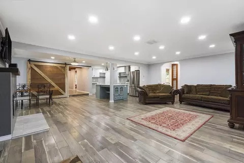 Living - 622 Lake Shore Dr, Branson, MO 65616 photo 6 of 13