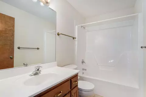 Bath - 6162 S Hunters Trl, Springfield, MO 65810 photo 4 of 5