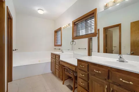 Bath - 6162 S Hunters Trl, Springfield, MO 65810 photo 1 of 5