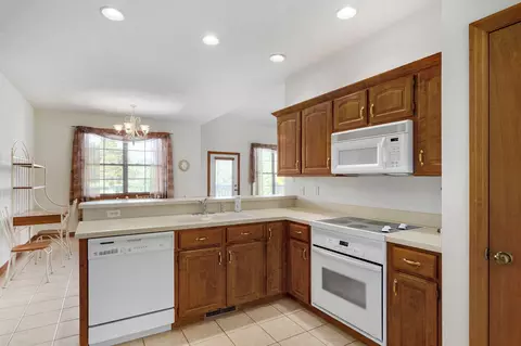 Kitchen - 6162 S Hunters Trl, Springfield, MO 65810 photo 4 of 4