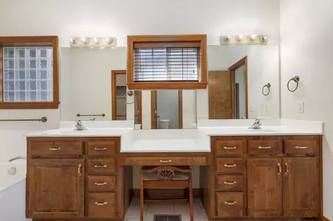 Bath - 6162 S Hunters Trl, Springfield, MO 65810 photo 2 of 5