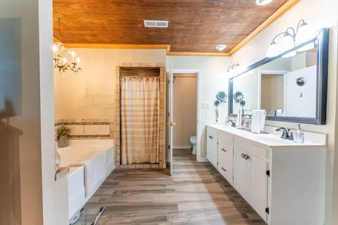 Bath - 620 N 9th St, Thayer, MO 65791 photo 5 of 14