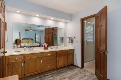 Bath - 3723 E Sugar Hill St, Springfield, MO 65809 photo 3 of 4