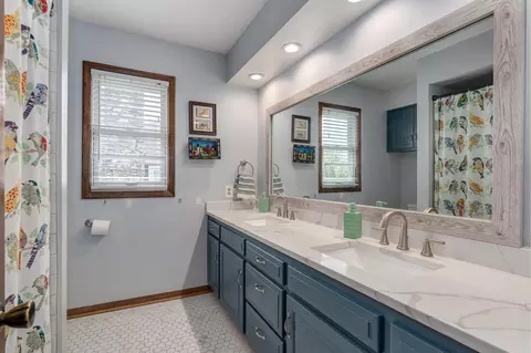 Bath - 3723 E Sugar Hill St, Springfield, MO 65809 photo 2 of 4