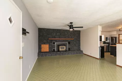 Living - 8249 W Spruce Ln, Springfield, MO 65802 photo 4 of 5