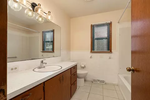 Bath - 8249 W Spruce Ln, Springfield, MO 65802 photo 1 of 2