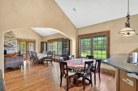 Dining - 1369 E Anthony St, Springfield, MO 65804 photo 3 of 4