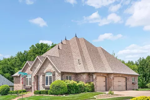 Exterior - 1369 E Anthony St, Springfield, MO 65804 photo 6 of 9