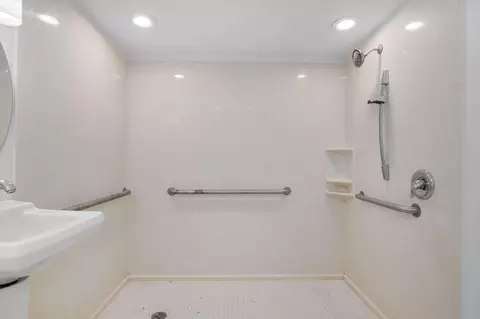 Bath - 2021 E Lark St, Springfield, MO 65804 photo 8 of 8