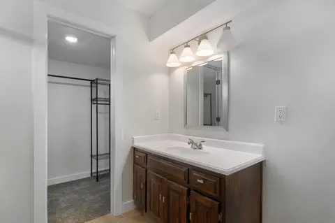 Bath - 2021 E Lark St, Springfield, MO 65804 photo 4 of 8