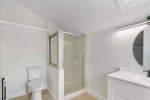 Bath - 2021 E Lark St, Springfield, MO 65804 photo 6 of 8