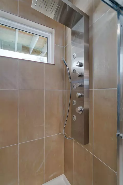 Bath - 2021 E Lark St, Springfield, MO 65804 photo 3 of 8