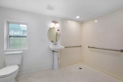 Bath - 2021 E Lark St, Springfield, MO 65804 photo 7 of 8