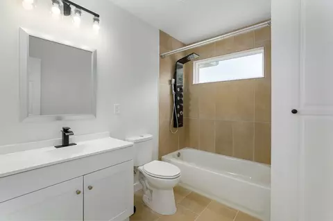 Bath - 2021 E Lark St, Springfield, MO 65804 photo 1 of 8