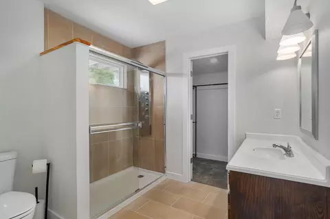 Bath - 2021 E Lark St, Springfield, MO 65804 photo 2 of 8