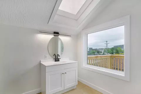 Bath - 2021 E Lark St, Springfield, MO 65804 photo 5 of 8