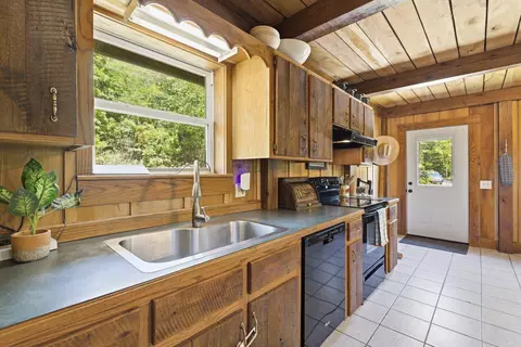 Kitchen - 9004 Timber Dr, Mountain Grove, MO 65711 photo 3 of 4