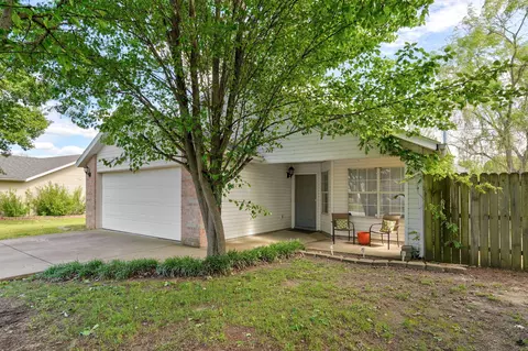 Exterior - 806 E Southridge St, Nixa, MO 65714 photo 2 of 11