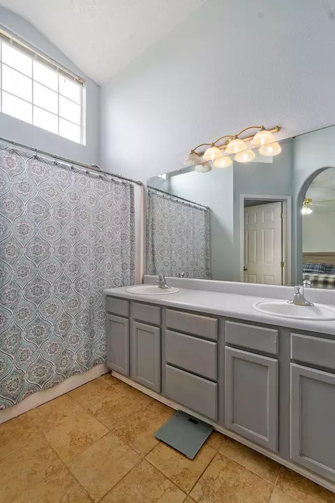 Bath - 806 E Southridge St, Nixa, MO 65714 photo 3 of 3
