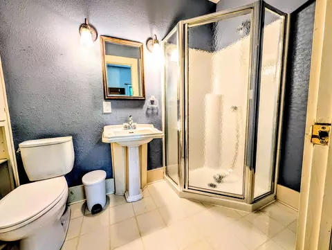 Bath - 431 N Clay St, Marshfield, MO 65706 photo 1 of 2