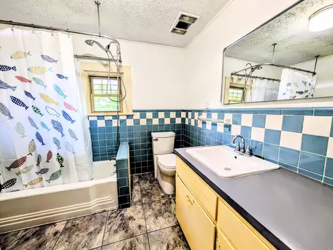 Bath - 431 N Clay St, Marshfield, MO 65706 photo 2 of 2