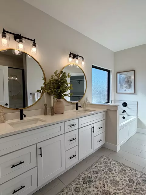 Bath - 702 S Thornridge Dr, Springfield, MO 65809 photo 1 of 5