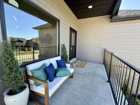Exterior - 702 S Thornridge Dr, Springfield, MO 65809 photo 4 of 8