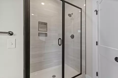Bath - 702 S Thornridge Dr, Springfield, MO 65809 photo 2 of 5