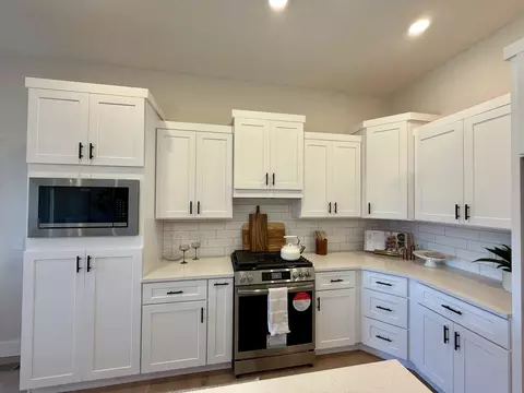 Kitchen - 702 S Thornridge Dr, Springfield, MO 65809 photo 2 of 5