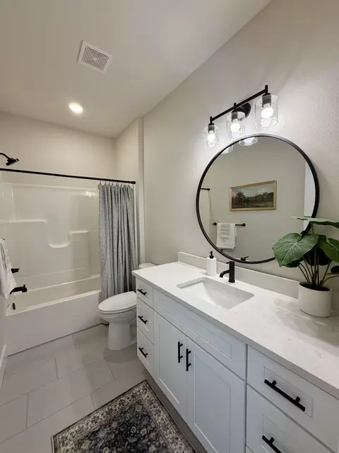 Bath - 702 S Thornridge Dr, Springfield, MO 65809 photo 4 of 5