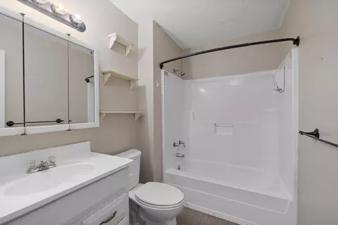 Bath - 5834 S Iris Ln, Battlefield, MO 65619 photo 1 of 2