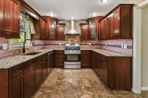 Kitchen - 3162 W Tracy Ct, Springfield, MO 65807 photo 4 of 7