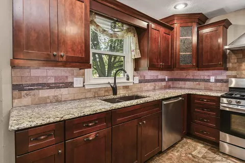 Kitchen - 3162 W Tracy Ct, Springfield, MO 65807 photo 5 of 7